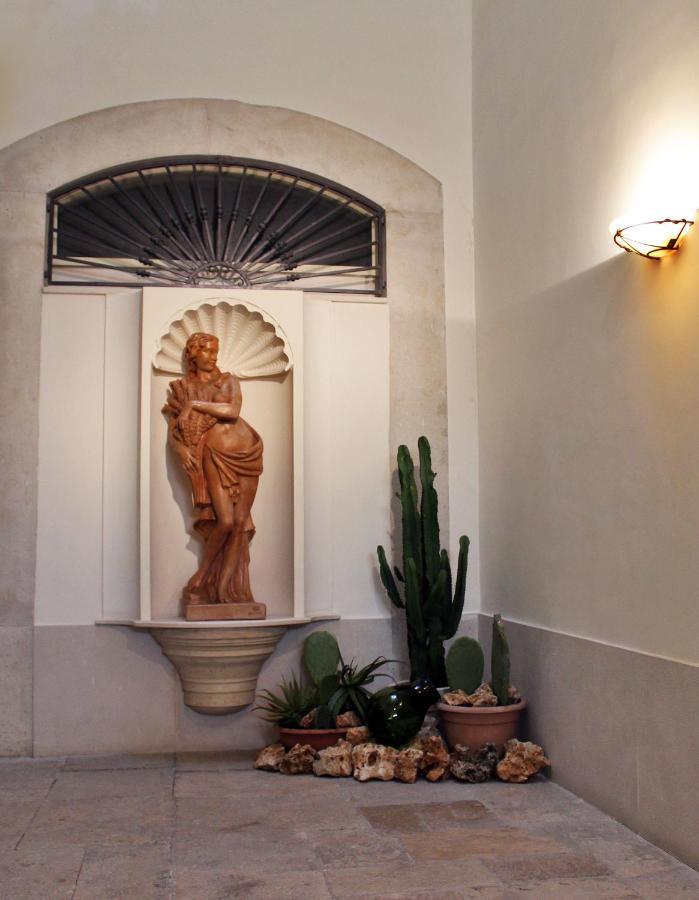 Dimora De Brado Bed & Breakfast Trani Bagian luar foto