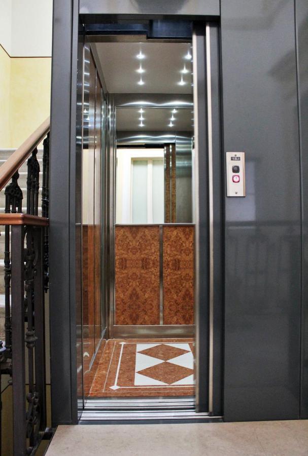 Dimora De Brado Bed & Breakfast Trani Bagian luar foto