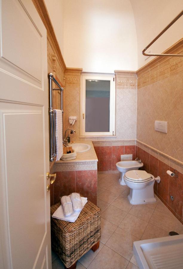 Dimora De Brado Bed & Breakfast Trani Bagian luar foto