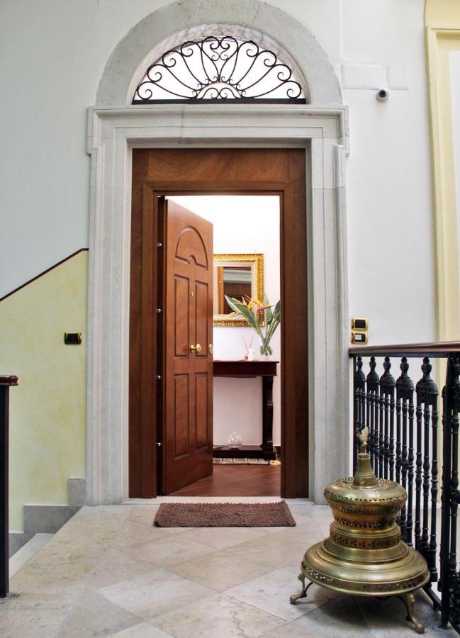 Dimora De Brado Bed & Breakfast Trani Bagian luar foto