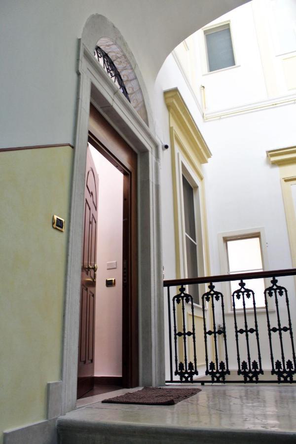 Dimora De Brado Bed & Breakfast Trani Bagian luar foto